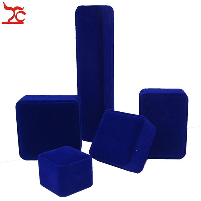 Boîte à bijoux en velours bleu élégant avec bague de fiançailles