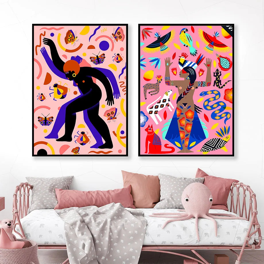 Deux œuvres d'art murales colorées et vibrantes représentant des éléments figuratifs abstraits, des silhouettes humaines et des motifs de la nature.