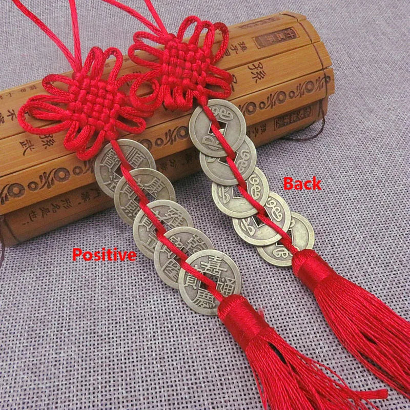 porte clés chinois artisanal rouge bleu royal motif traditionnel tissu satiné pompon métal