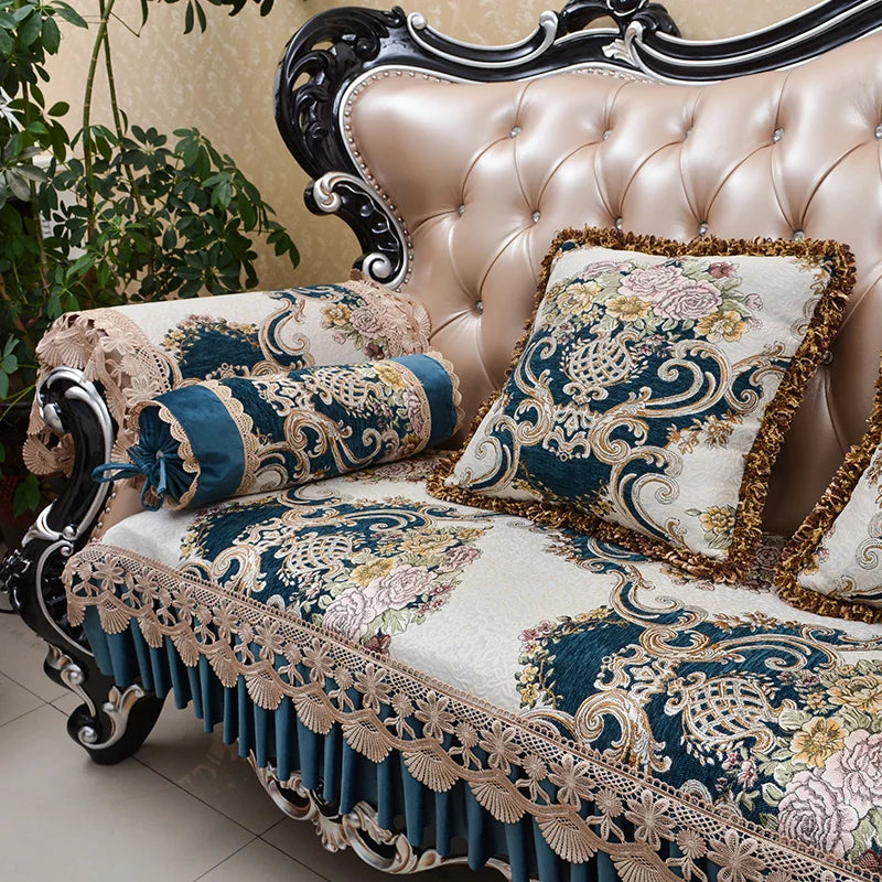 Un canapé et des coussins ornés de magnifiques motifs orientaux dans des tons de bleu et d'or, dégageant une atmosphère de luxe et d'élégance.