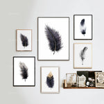 Superbe collection d'illustrations artistiques de plumes élégantes et monochromes, créant une atmosphère épurée et méditative dans cette galerie murale.