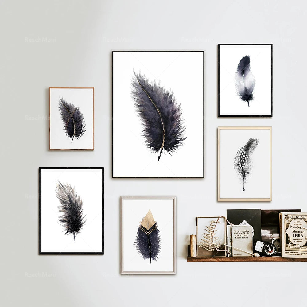 Superbe collection d'illustrations artistiques de plumes élégantes et monochromes, créant une atmosphère épurée et méditative dans cette galerie murale.