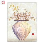 Un vase décoratif élégant orné de fleurs roses dorées, sur un fond neutre avec des motifs de vagues.