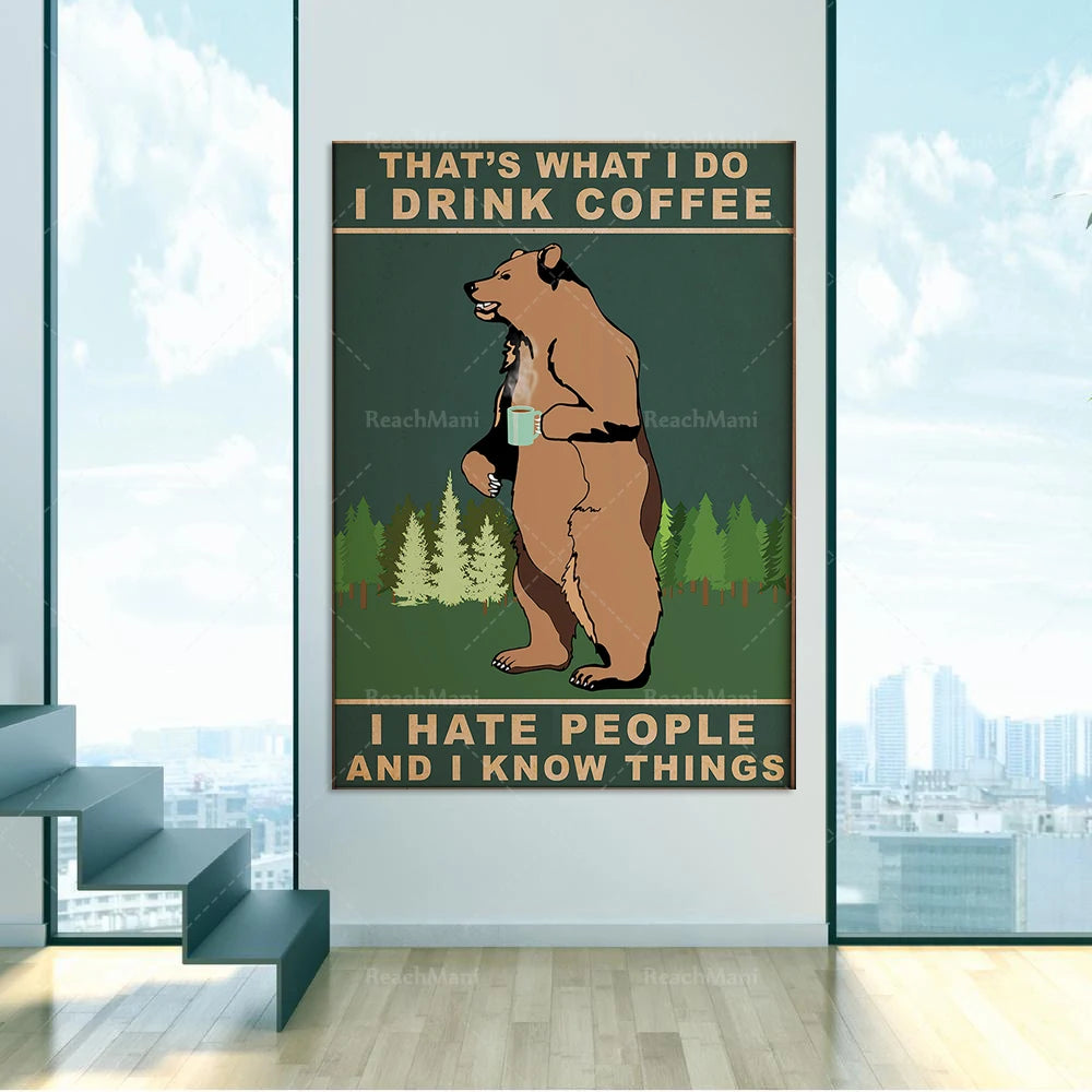 L'affiche montre un ours buvant du café avec le texte "C'est ce que je bois, le café. Je déteste les gens et je sais des choses.