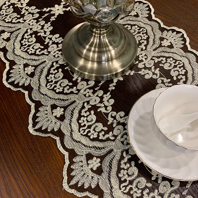 Détail broderie végétale chemin de table dentelle
