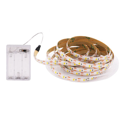 Ruban LED à piles étanche installé derrière un téléviseur pour rétroéclairage