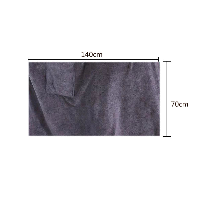 Serviette de bain microfibre noire pliée avec des accessoires de salle de bain