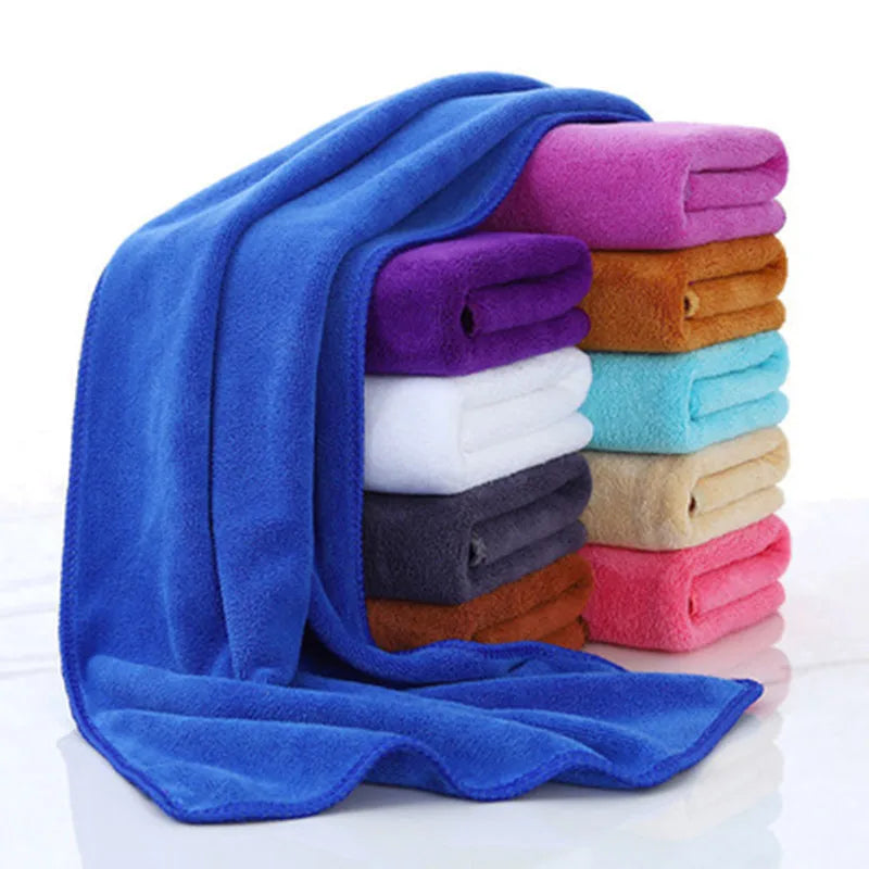 Serviette de bain microfibre avec séchage rapide en couleur gris clair pour salle de bain