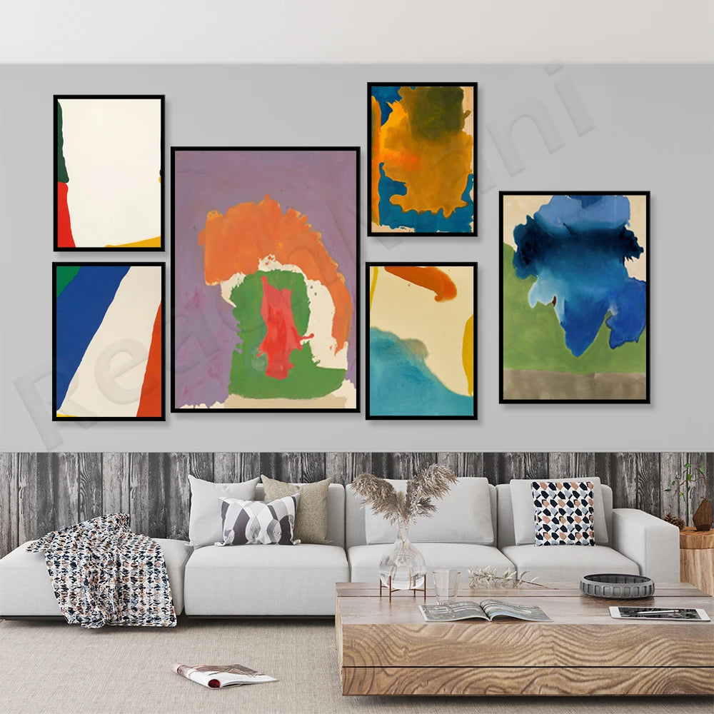 Un salon apaisant avec une collection de peintures abstraites aux couleurs vives accrochées au mur.