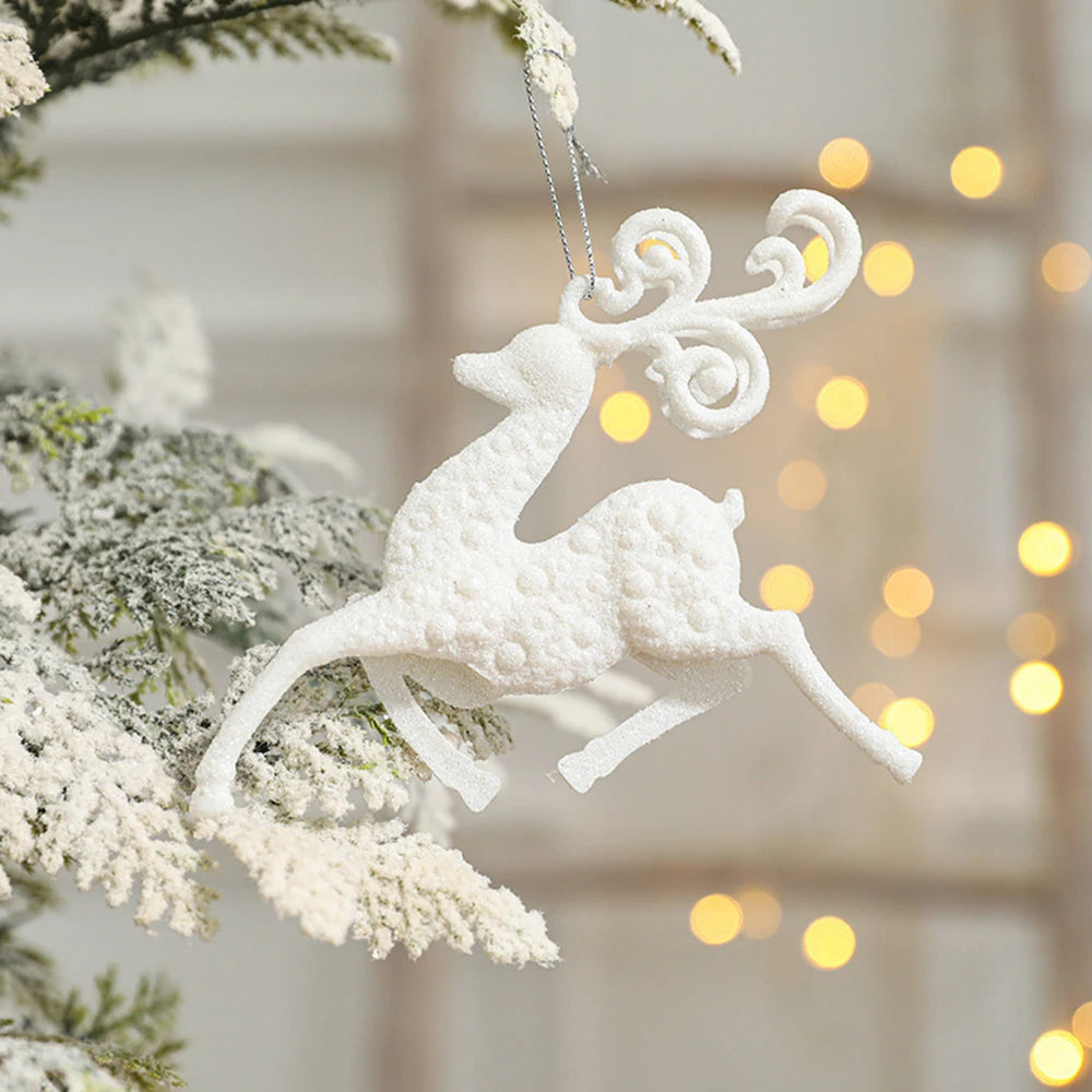 Détail de l'élan décoratif blanc sur fond de sapin