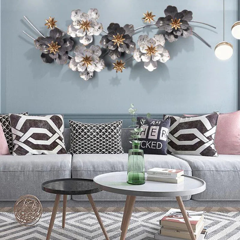 Installation de la décoration murale derrière un canapé moderne
