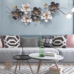 Installation de la décoration murale derrière un canapé moderne