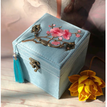 boîte bijoux broderie florale poignées métalliques niveaux rangement élégant classique