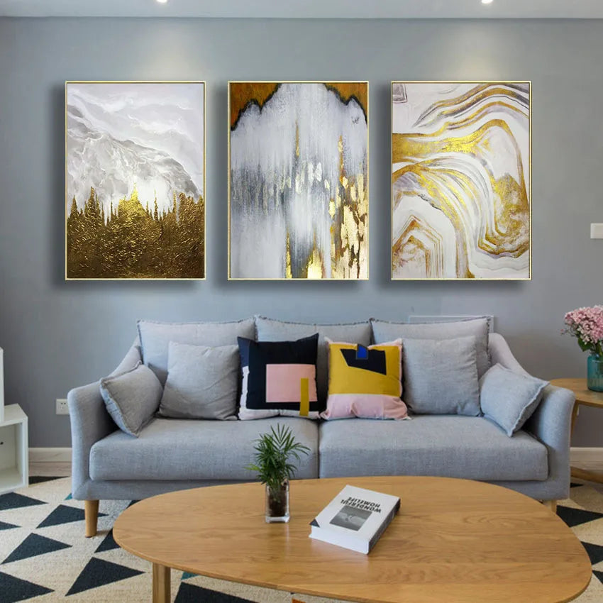 Peinture abstraite dorée accrochée dans une chambre
