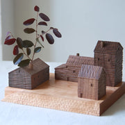 sculptures bois village miniature rustique maison batiments agricoles feuilles rouges chat