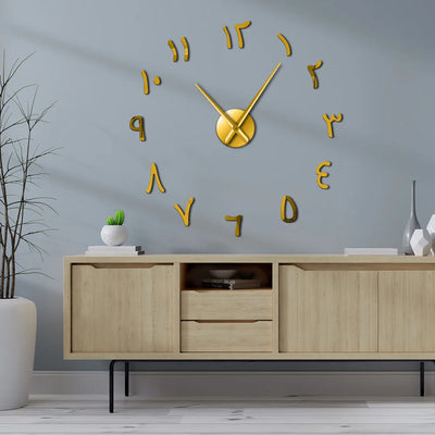 Horloge murale géante DIY effet miroir acrylique avec chiffres arabes rétro dans un salon moderne