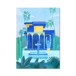 Une fontaine exotique ornée d'arches bleues et dorées entourée de verdure luxuriante dans un paysage tropical.