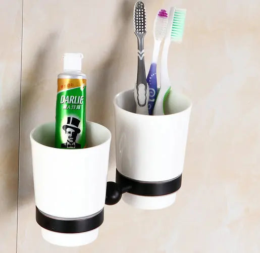 accessoires salle bain noir blanc motif floral classique porte serviettes papier toilette porte savon