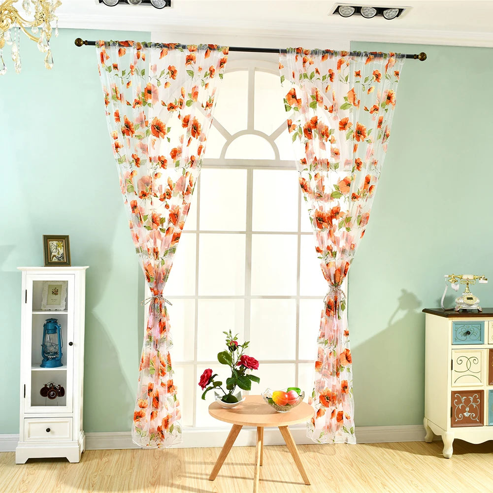 Rideau fleuri installé sur fenêtre de salon avec lumière naturelle