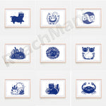 Une série d'illustrations en bleu marine représentant des chats et animaux marins stylisés, encadrées dans des cadres en bois clair.