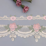 ruban dentelle fleurs roses feuilles vertes classique romantique blanc rose clair vert pastel