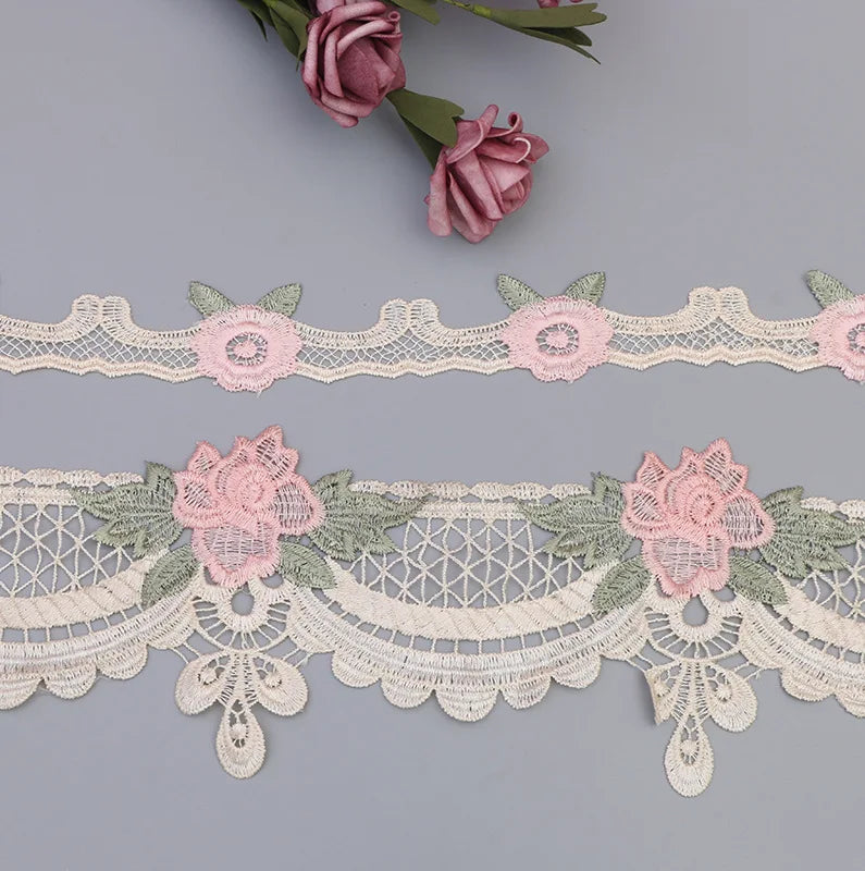 ruban dentelle fleurs roses feuilles vertes classique romantique blanc rose clair vert pastel