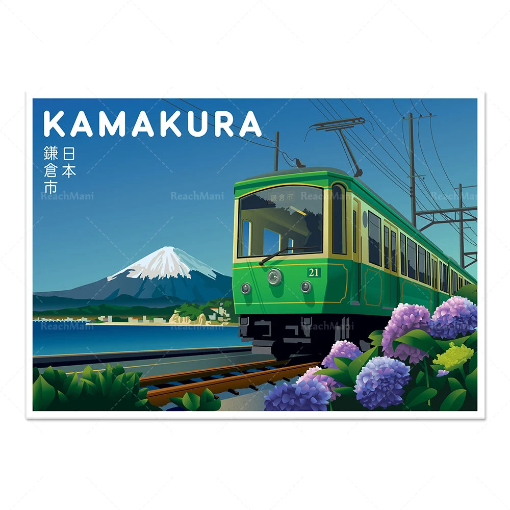 Une affiche vintage représentant un charme du tramway Kamakura, avec le Mont Fuji en arrière-plan et des fleurs d'hortensia en premier plan, soulignant la beauté pittoresque de cette destination japonaise.