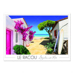 Une scène pittoresque d'un village méditerranéen avec des maisons blanches, des fleurs violettes épanouies, un arbre vert et une plage de sable fin bordée par la mer.