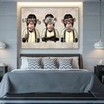 Trois singes caricaturaux portant des lunettes et des billets de banque sur leurs yeux, représentant le concept des trois singes de la sagesse.