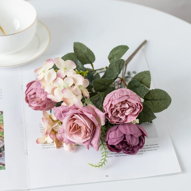 bouquets artificiels roses hydrangeas violettes roses blanches classiques décoration intérieure mariage anniversaire baby shower