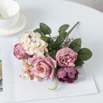 bouquets artificiels roses hydrangeas violettes roses blanches classiques décoration intérieure mariage anniversaire baby shower