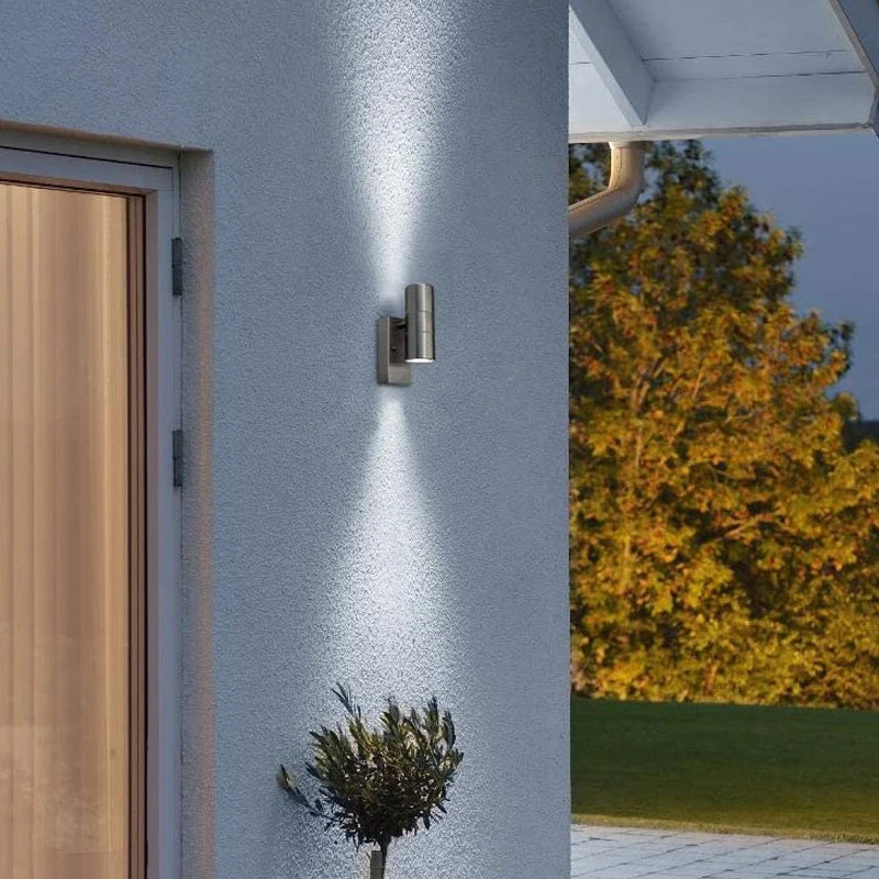 Détail de l'applique murale noire avec éclairage LED allumé