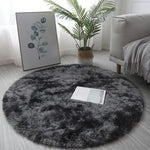 Petit tapis rond shaggy bleu ciel dans un salon moderne