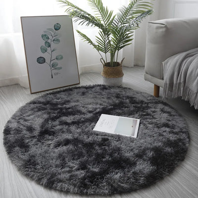 Petit tapis rond shaggy bleu ciel dans un salon moderne