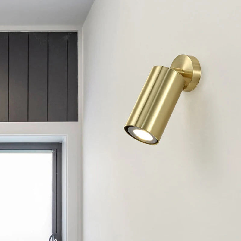Applique murale LED allumée en blanc chaud dans une chambre