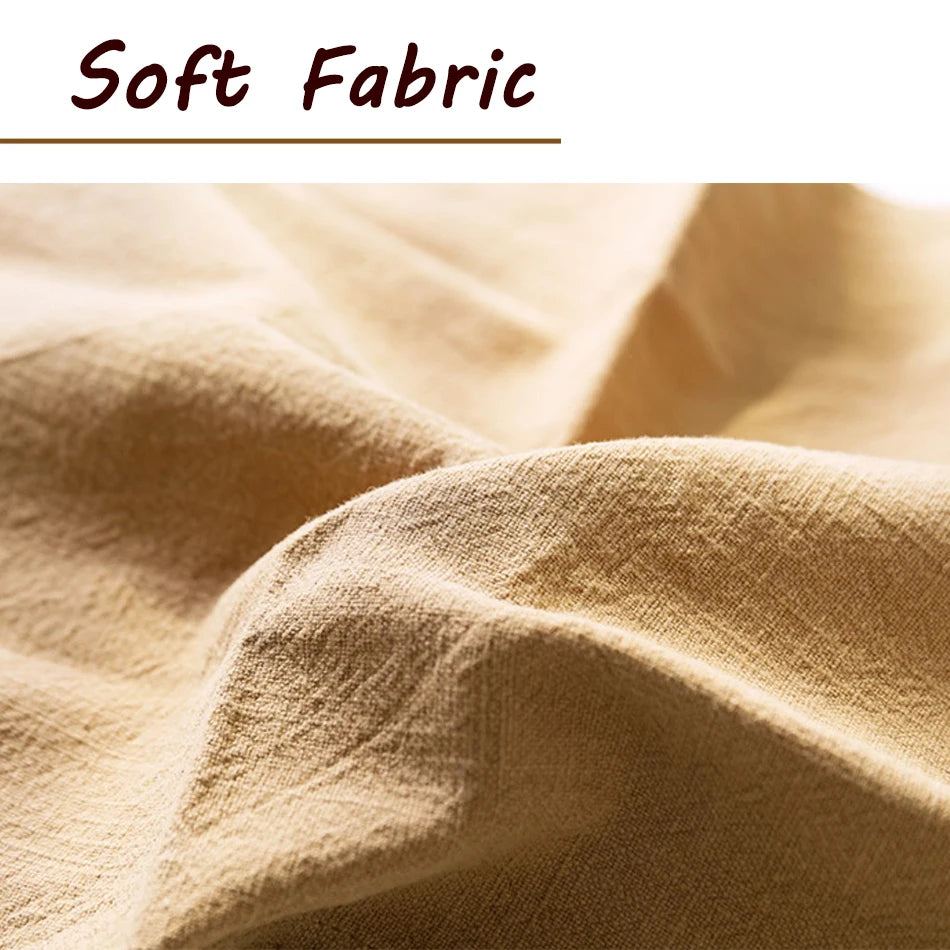 Une texture douce et apaisante de tissu beige plissé, parfaite pour les vêtements ou la décoration d'intérieur.