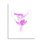 L'image montre un trophée de couleur violette orné de fleurs et de motifs floraux.