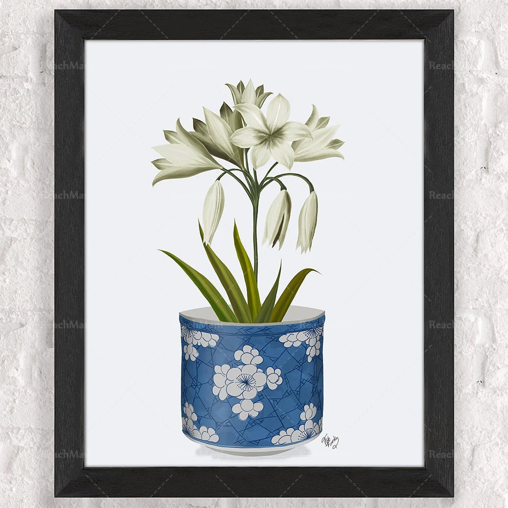 Une magnifique composition florale blanche dans un élégant pot décoratif bleu avec des fleurs stylisées.