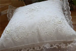 coussin carré blanc motif floral brodé élégant amovible lavable
