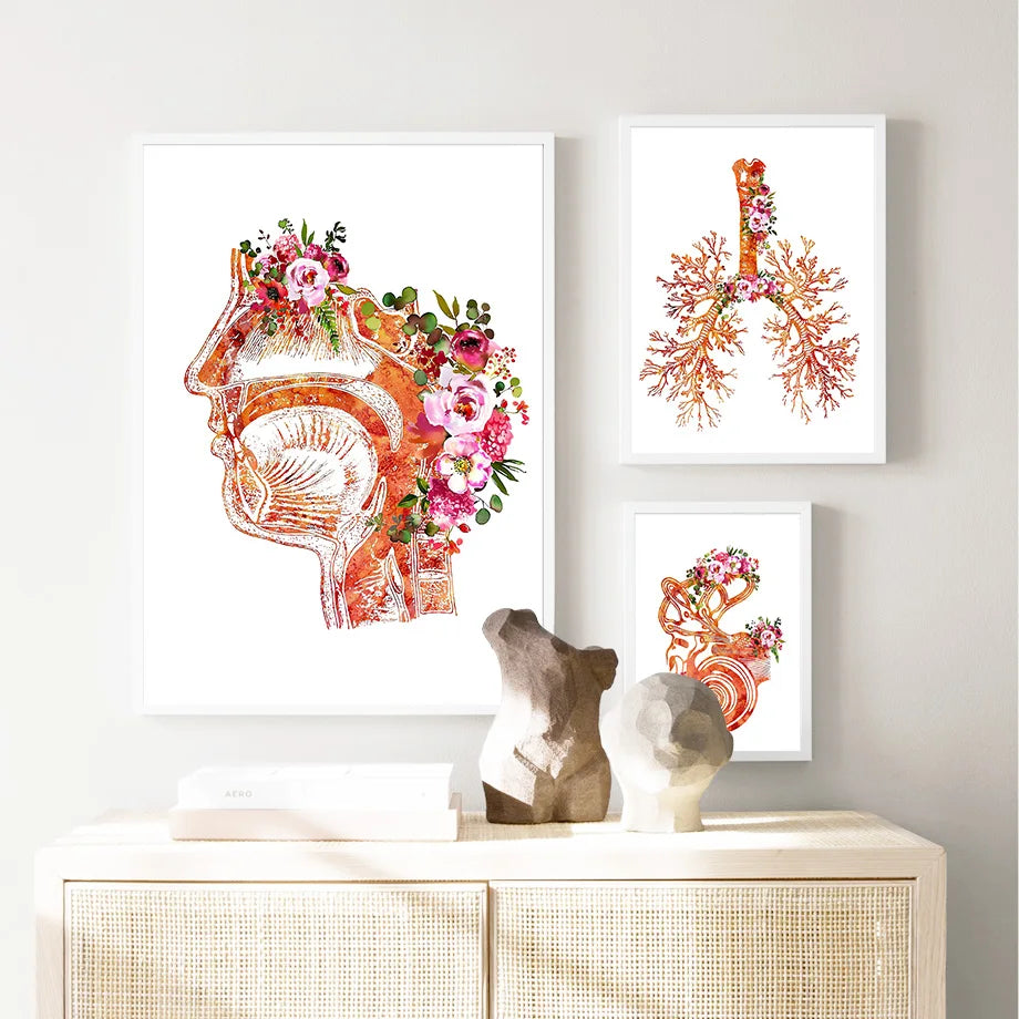 L'affiche murale représente une section anatomique du corps humain, décorée de fleurs colorées et vivaces, offrant un contraste saisissant entre le médical et le naturel.