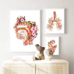 L'affiche murale représente une section anatomique du corps humain, décorée de fleurs colorées et vivaces, offrant un contraste saisissant entre le médical et le naturel.