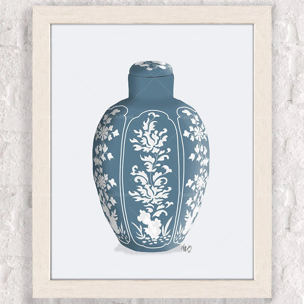 Vase décoratif en porcelaine aux motifs floraux élégants sur fond gris.