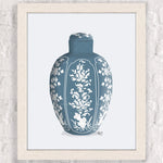 Vase décoratif en porcelaine aux motifs floraux élégants sur fond gris.