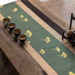 serviette table classique feuilles d'érable dorées vert foncé beige marron traditionnelle tasses thé plateau
