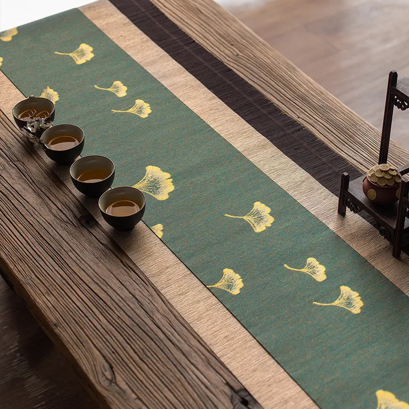 serviette table classique feuilles d'érable dorées vert foncé beige marron traditionnelle tasses thé plateau