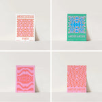 Ensemble coloré et géométrique d'affiches modernes avec des motifs et des formes abstraites dans des tons vifs.