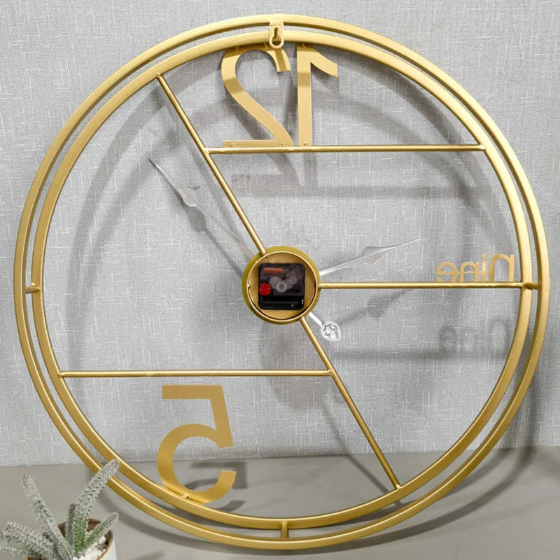 Horloge murale moderne accrochée sur un mur blanc