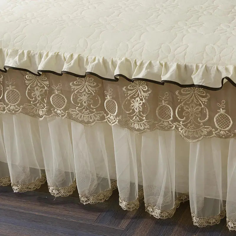 Détail dentelle jupe de lit beige