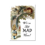 Une jeune fille, vêtue d'une robe jaune et d'un tablier bleu, se tient dans une scène forestière, regardant le chat de Cheshire perché sur une branche.