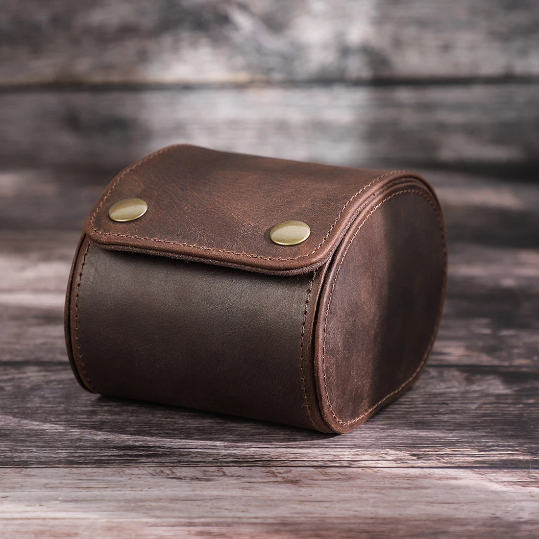 Détail du cuir véritable et de la finition de la boîte à montres